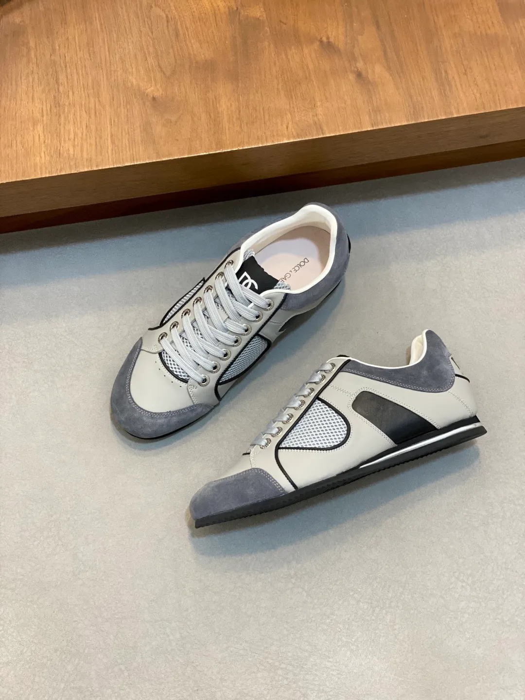 Men's shoes💰740 Dolce&Gabbana DG Cushion calfskin skate shoes｜Embellished with DG logo｜Lightweight, grippy two-tone TPU outsole adopts innovative design to provide excellent performance｜Jacquard label adds timeless style｜Original imported cowhide｜Multiple material splicing design｜Imported cowhide lining Cowhide foot pads｜Original TPU two-color elastic outsole Size: 39-44 (customized at 38.45.46)